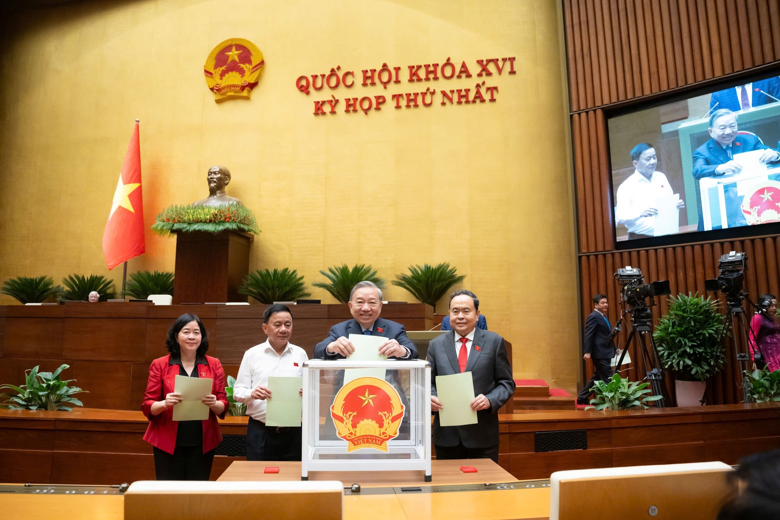 Tổng Bí thư Tô Lâm, Chủ tịch Quốc hội Trần Thanh Mẫn, Thường trực Ban Bí thư Trần Cẩm Tú và Chủ tịch Ủy ban Trung ương MTTQ Việt Nam Bùi Thị Minh Hoài bỏ phiếu bầu Phó Chủ tịch Quốc hội khóa XVI