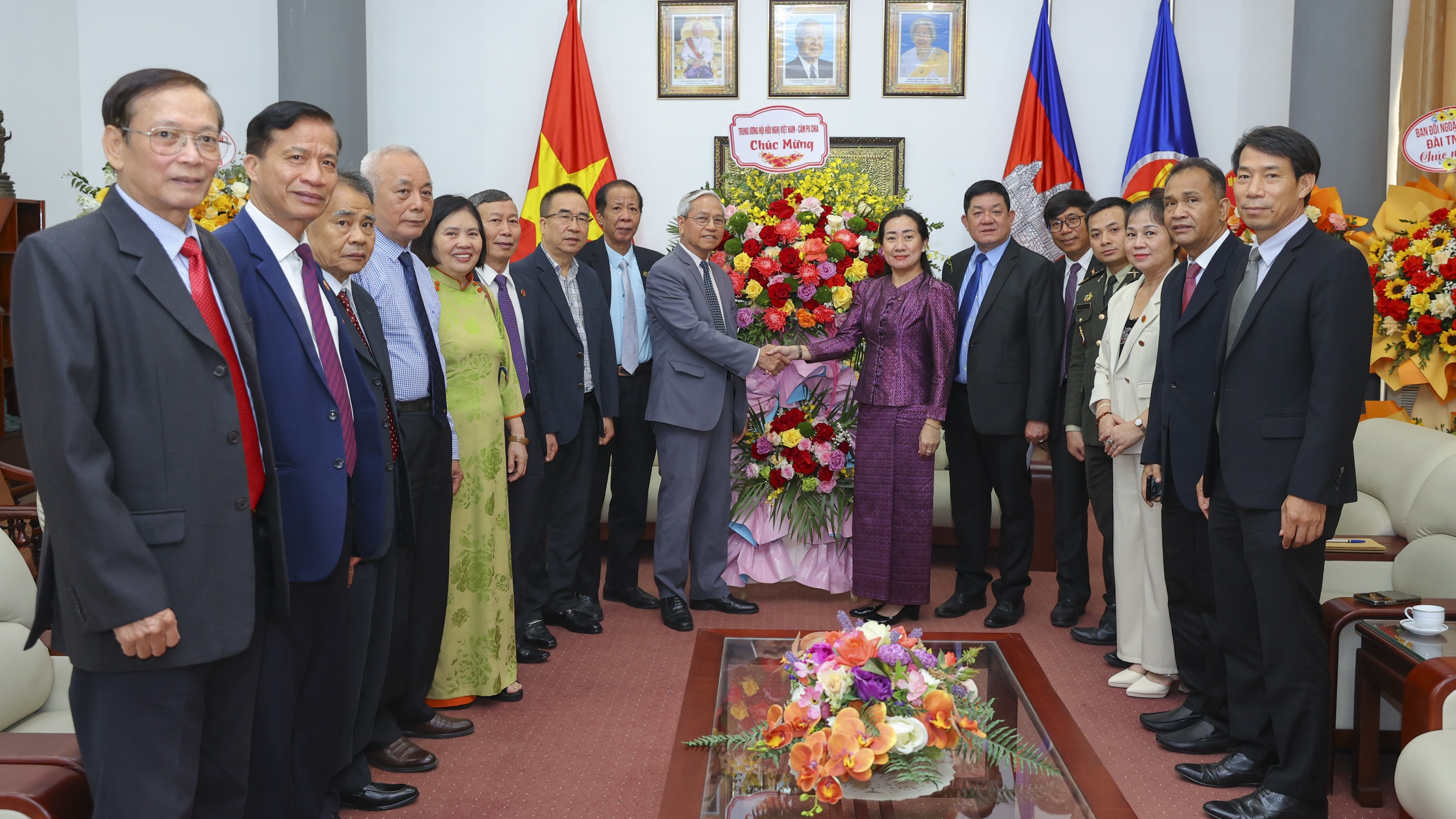 Hội hữu nghị Việt Nam - Campuchia chúc Tết Đại sứ quán Campuchia tại Việt Nam