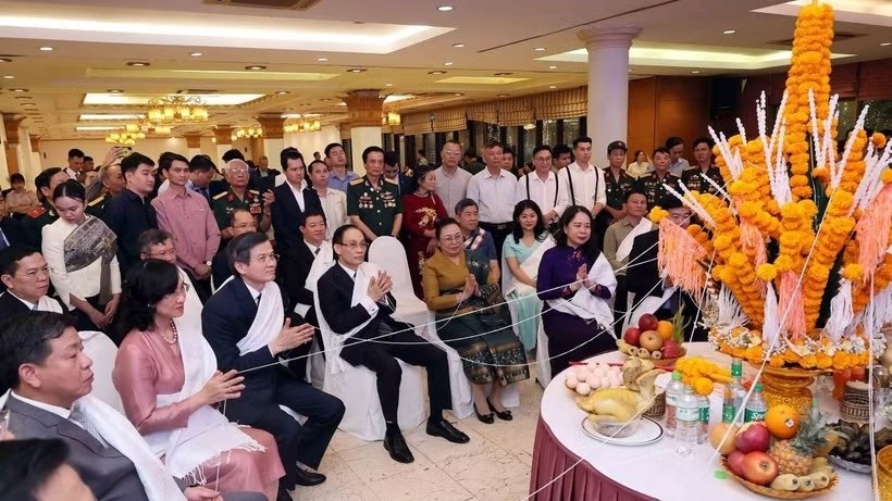 Cùng bạn Lào đón Tết Bunpimay tại Hà Nội