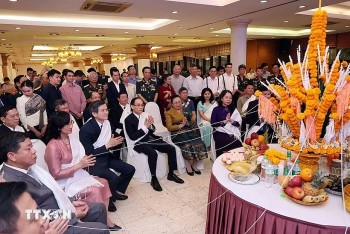 Cùng bạn Lào đón Tết Bunpimay tại Hà Nội