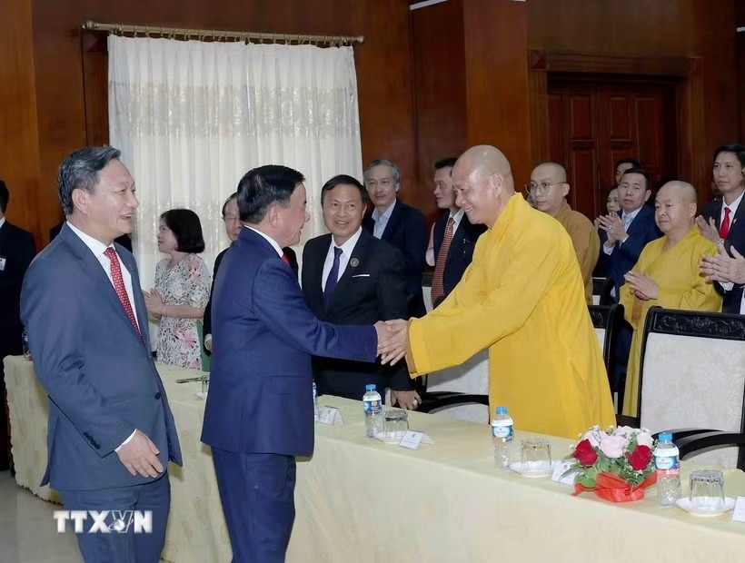 Thường trực Ban Bí thư gặp gỡ cán bộ Đại sứ quán và cộng đồng người Việt tại Lào