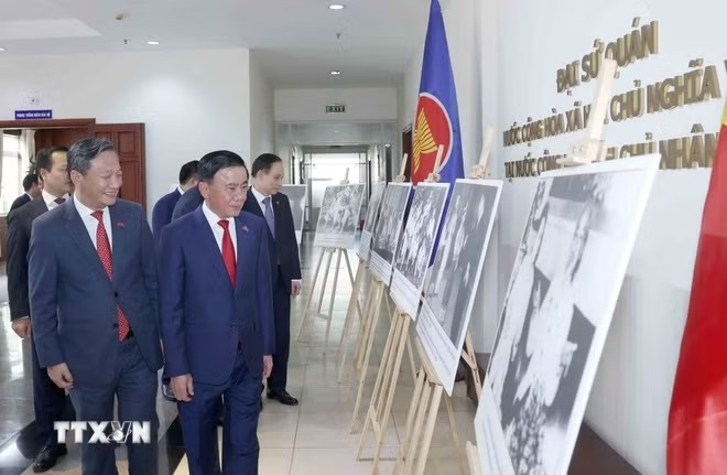 Thường trực Ban Bí thư gặp gỡ cán bộ Đại sứ quán và cộng đồng người Việt tại Lào