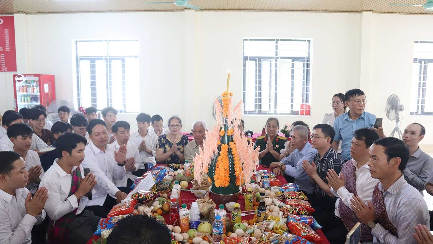 Các đại biểu tham dự và các em lưu học sinh Lào thực hiện nghi lễ Tết Bunpimay của nước CHDC ND Lào 