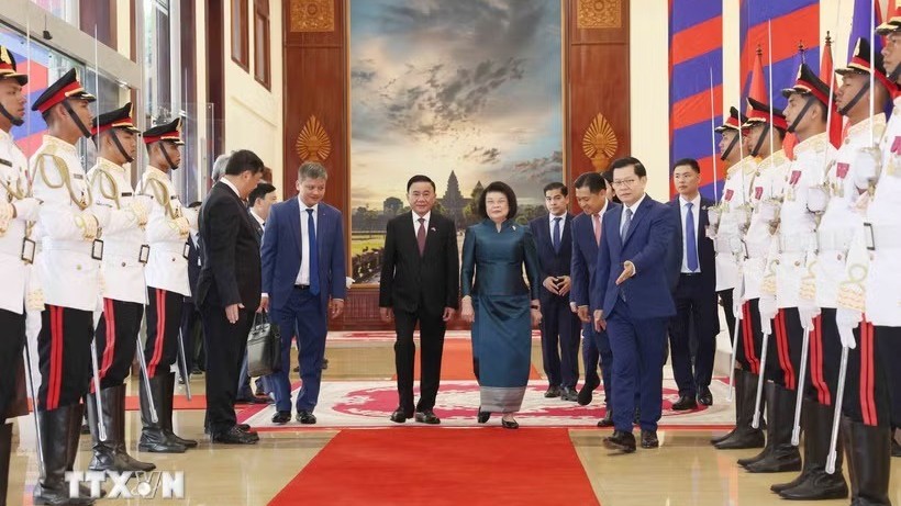 Lễ đón trọng thể Thường trực Ban Bí thư Trần Cẩm Tú thăm chính thức Campuchia