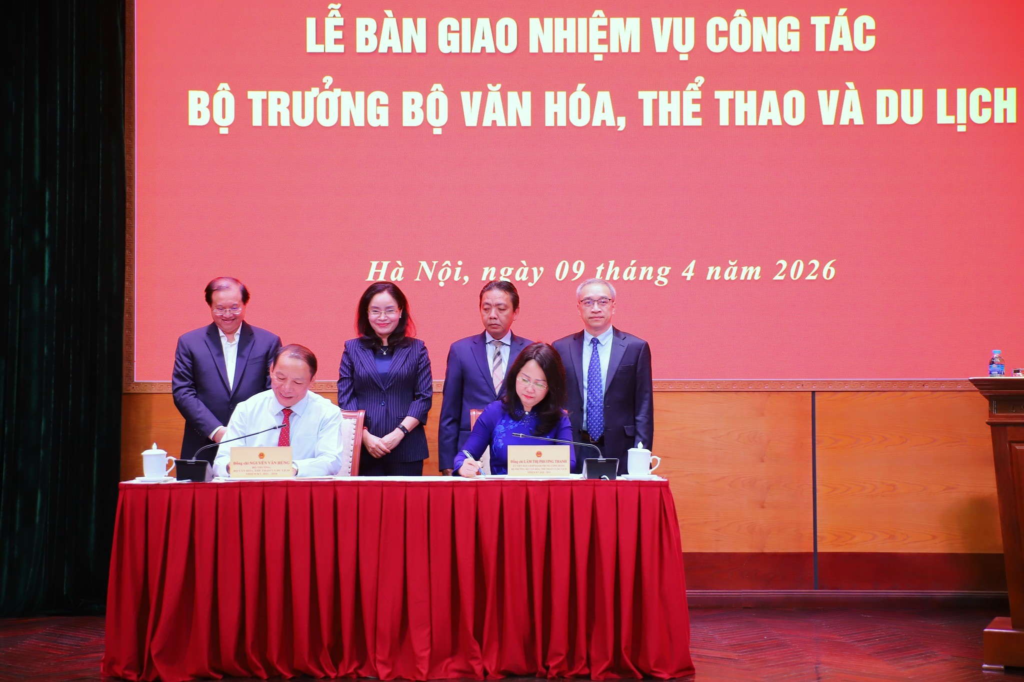 Bộ trưởng Bộ VHTTDL nhiệm kỳ 2021 - 2026 Nguyễn Văn Hùng và Bộ trưởng Bộ VHTTDL nhiệm kỳ 2026 - 2031 Lâm Thị Phương Thanh ký biên bản bàn giao nhiệm vụ công tác Bộ trưởng Bộ VHTTDL.