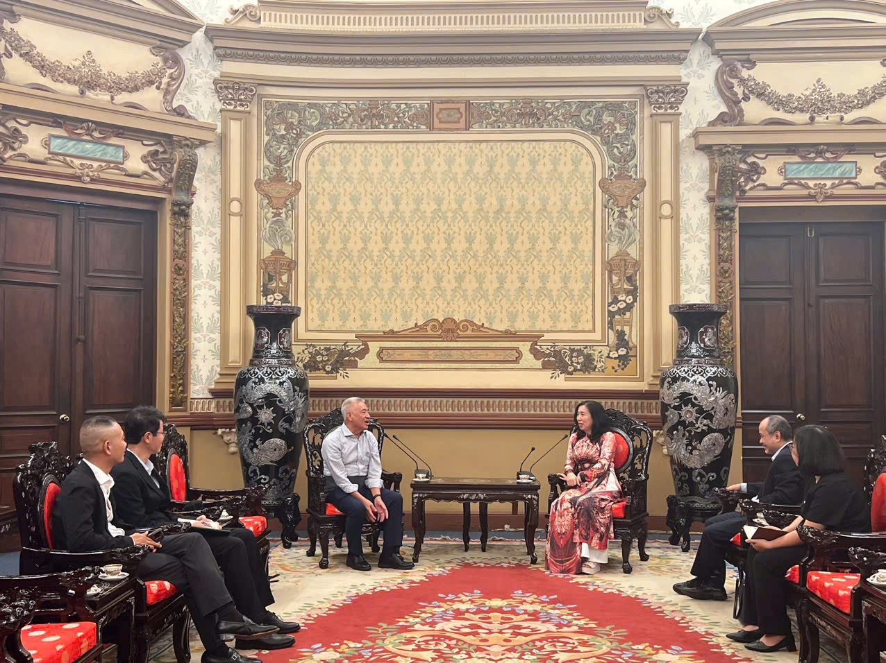 Trao tặng Bằng khen cho doanh nhân kiều bào Canada Nguyễn Thanh Mỹ Trao tặng Bằng khen cho doanh nhân kiều bào Canada Nguyễn Thanh Mỹ