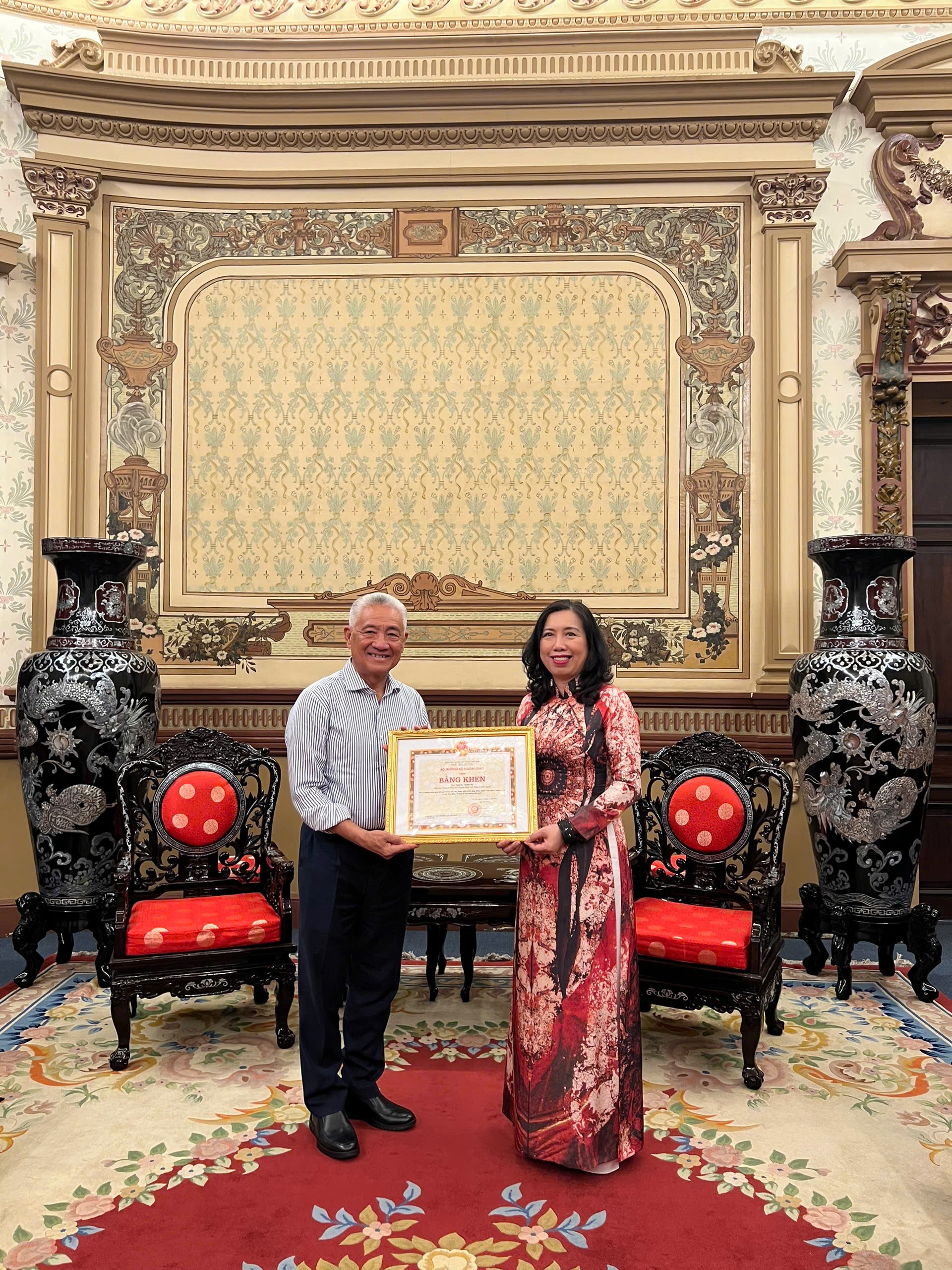 Trao tặng Bằng khen cho doanh nhân kiều bào Canada Nguyễn Thanh Mỹ Trao tặng Bằng khen cho doanh nhân kiều bào Canada Nguyễn Thanh Mỹ
