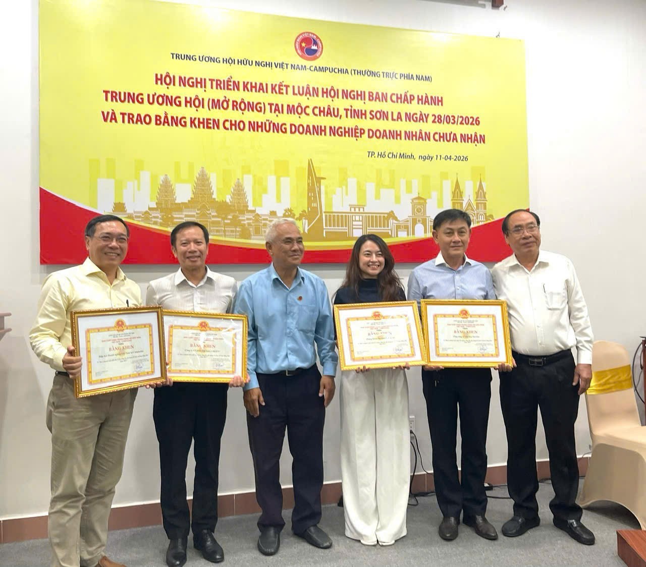 trao Bằng khen của TW Hội cho các Doanh nghiệp, Doanh nhân tiêu biểu có nhiều đóng góp cho hoạt động của Hội.