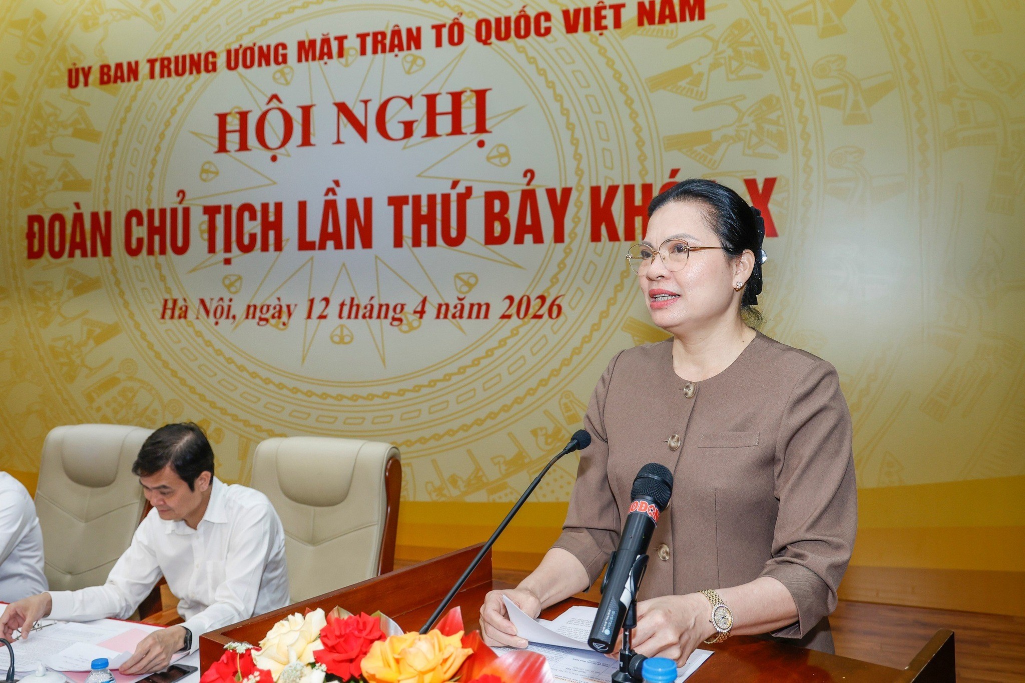 Phó Chủ tịch - Tổng Thư ký Ủy ban Trung ương MTTQ Việt Nam Hà Thị Nga trình bày nội dung Tờ trình tại Hội nghị. (Ảnh: Quang Vinh)