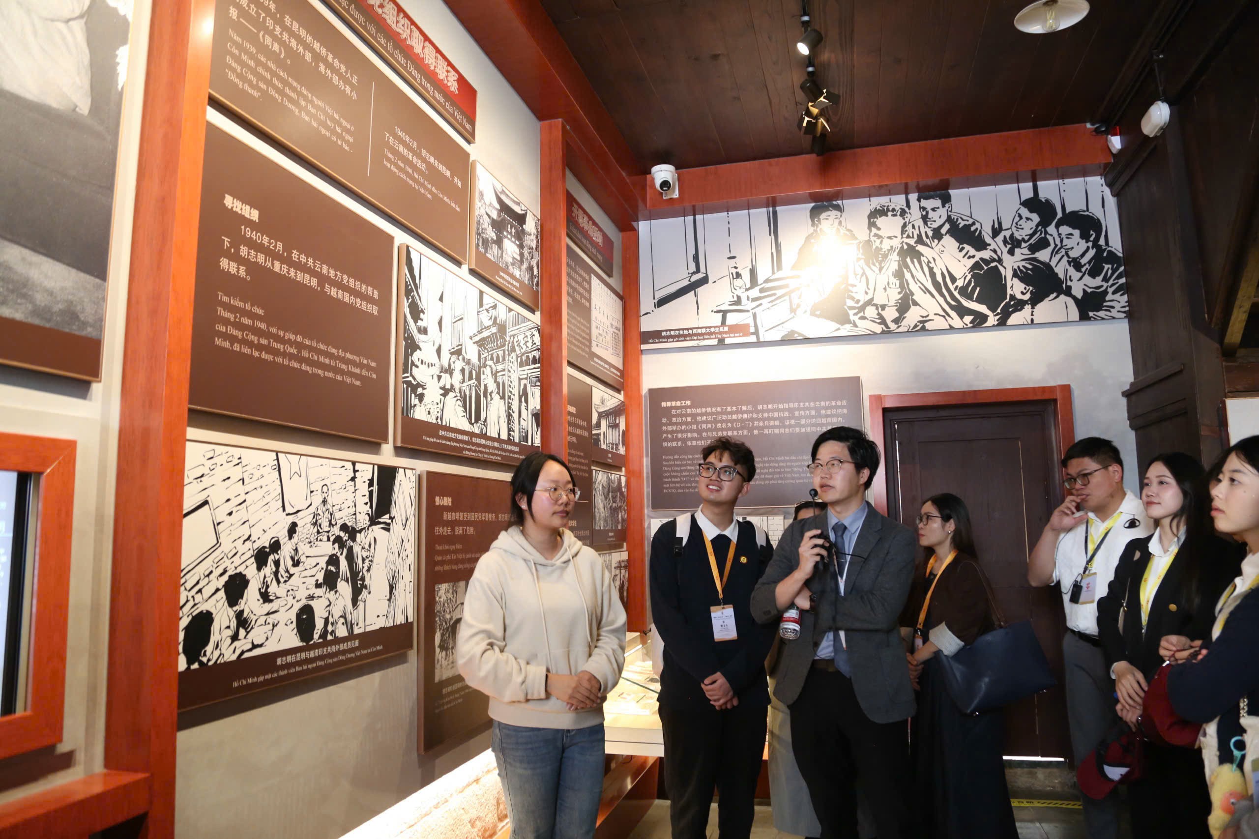 Lê Văn Đại (Thứ hai từ trái qua) Tham quan Nơi ở cũ của Bác Hồ tại Côn Minh. (Ảnh: NVCC)