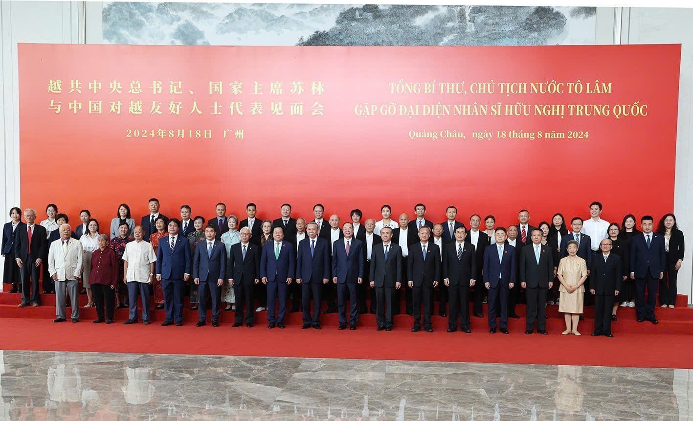 Bà Vu Thục Huệ (hàng đầu, thứ 2 từ phải qua) chụp ảnh củng Tổng Bí thư Tô Lâm và các nhân sỹ hữu nghị.