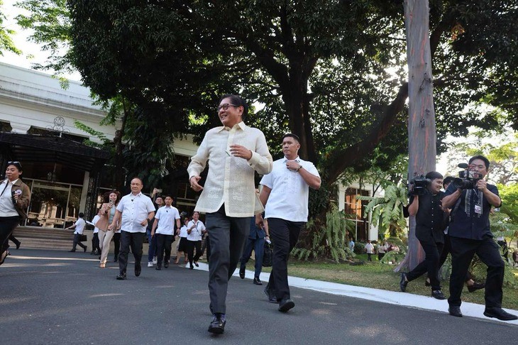 Tổng thống Marcos chạy bộ trong khuôn viên Điện Malacanang - Ảnh: X/@inquirerdotnet