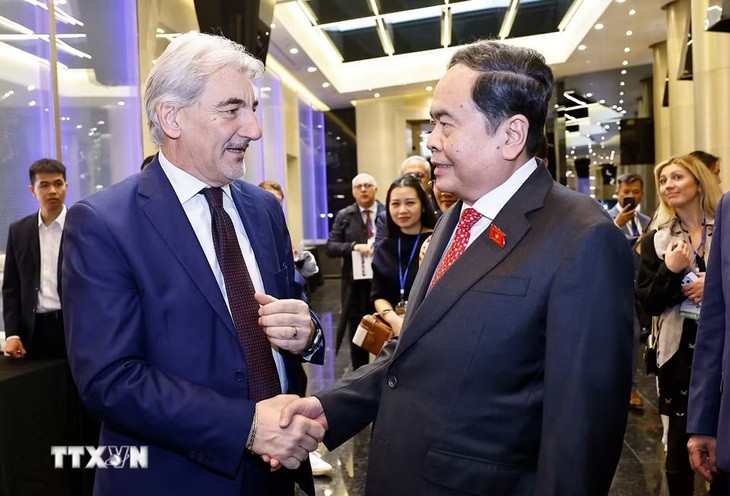 Quốc vụ khanh vùng Lombardy Raffaele Cattaneo trao đổi với Chủ tịch Quốc hội Trần Thanh Mẫn tại tọa đàm. (Ảnh: TTXVN)