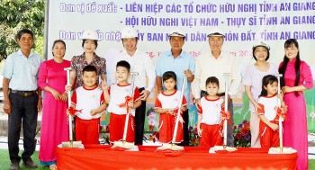 khoi cong xay dung 2 phong hoc tai diem truong vung kho hon dat