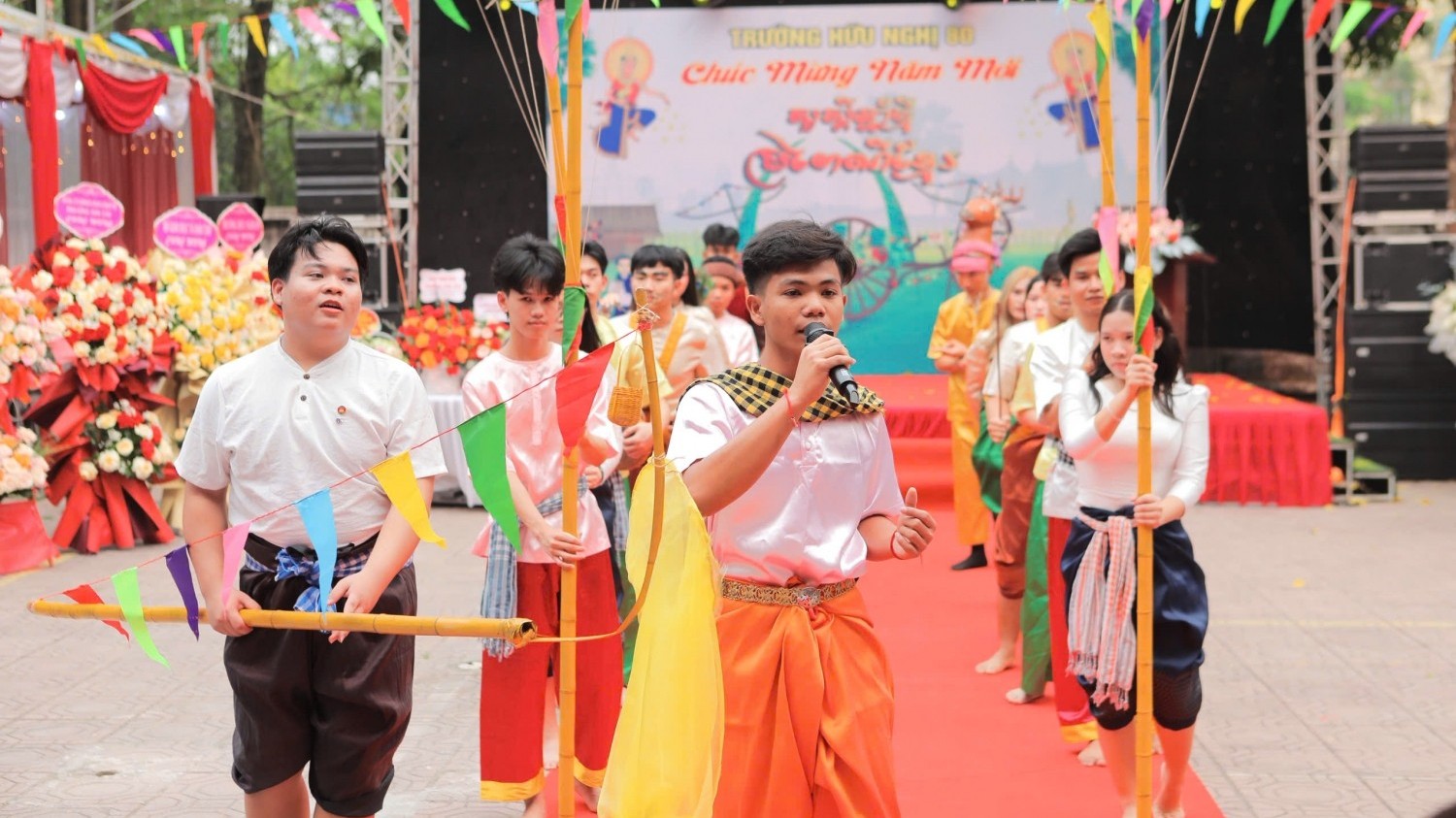 Lưu học sinh Lào, Campuchia đón Tết cổ truyền tại Trường Hữu nghị 80