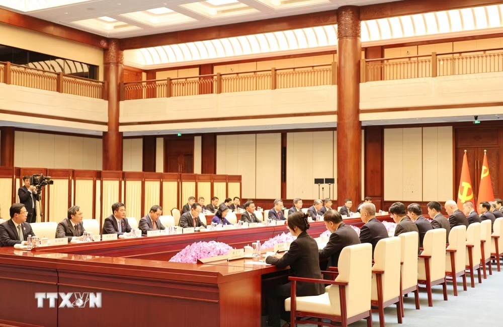 Cùng xây dựng nền tảng vật chất vững chắc cho quan hệ song phương Việt-Trung Cùng xây dựng nền tảng vật chất vững chắc cho quan hệ song phương Việt-Trung