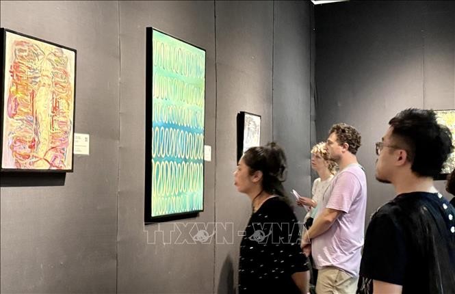 Khách tham quan triển lãm tại Bảo tàng Phụ nữ Việt Nam. Ảnh: Phương Lan/TTXVN