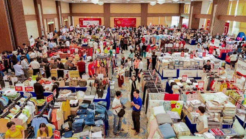 “Cú hích tiêu dùng mừng đại lễ – Sôi động sân chơi săn hàng hiệu thật, giảm giá thật”