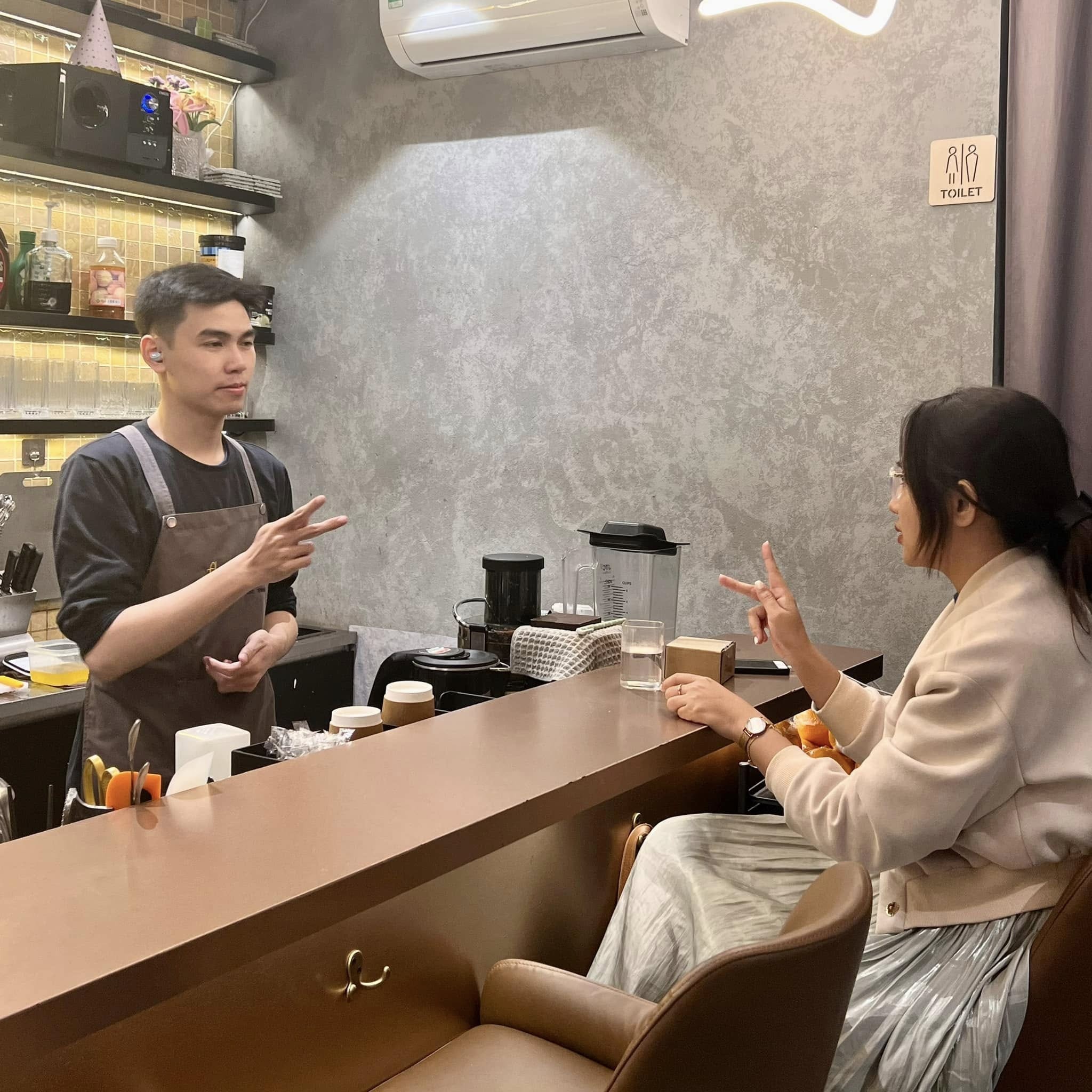 quán cà phê Flow-ee trên phố Thể Giao vận hành với phần lớn nhân viên là người khiếm thính