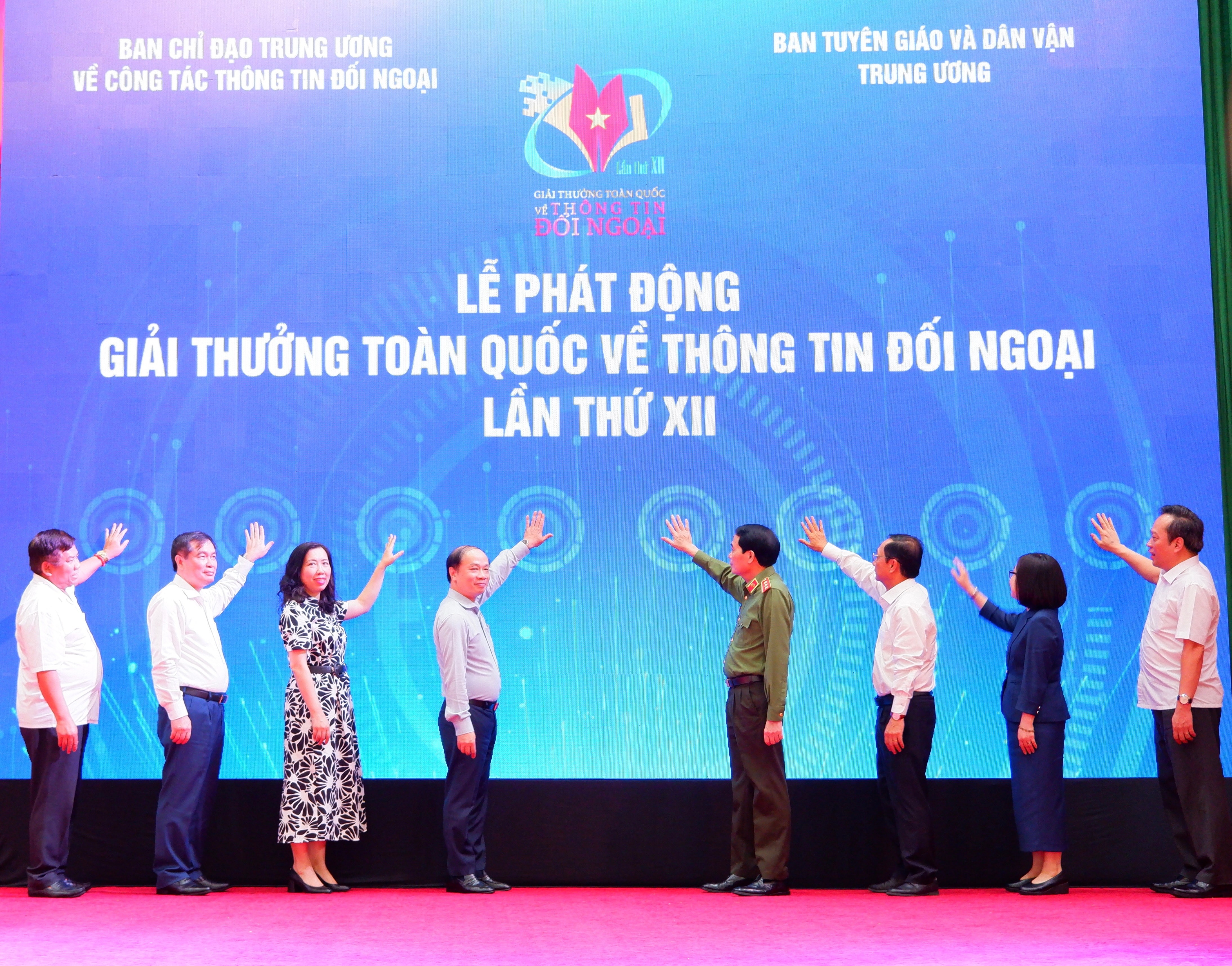 Các đại biểu thực hiện nghi thức phát động Giải thưởng toàn quốc về thông tin đối ngoại lần thứ 12, năm 2026. (Ảnh: Báo Đại biểu Nhân dân)