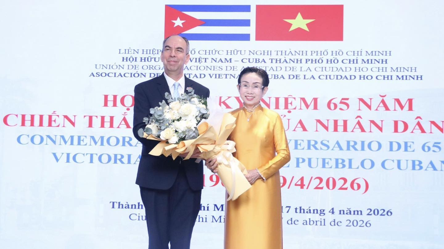 Bà Trương Thị Hiền, Chủ tịch Hội hữu nghị Việt Nam - Cuba Thành phố Hồ Chí Minh, tặng hoa chúc mừng ông Rogelio Polanco Fuentes, Đại sứ Cộng hòa Cuba tại Việt Nam. Ảnh: TTXVN