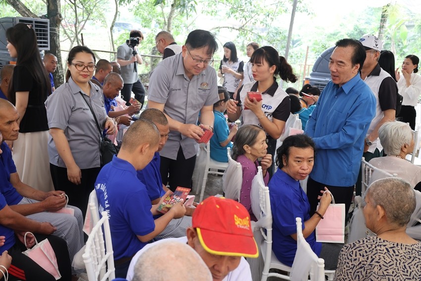 Ông Ngô Sách Thực, Chủ tịch Hội cứu trợ trẻ em tàn tật Việt Nam, Chủ tịch Hội hữu nghị Việt Nam - Malaysia và Đại sứ Malaysia tại Việt Nam Dato' Tan Yang Thai tặng quà cho người yếu thế tại Trung tâm bảo trợ xã hội Hà Nam