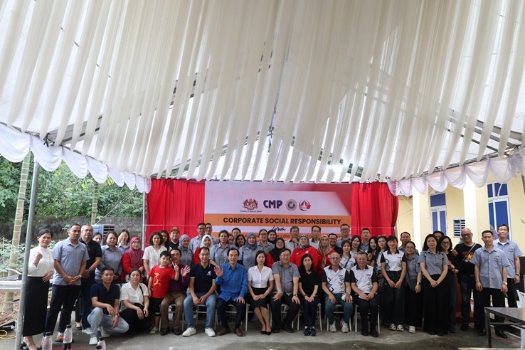 Đoàn thiện nguyện chụp ảnh lưu niệm. (Ảnh: Đại Lộc)