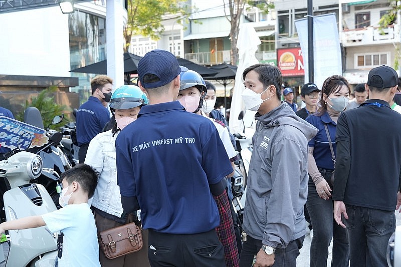 Sự kiện “Đổi xăng lấy điện”: Hàng dài xe chốt đơn chỉ trong buổi sáng, khách đến xem ngày càng đông