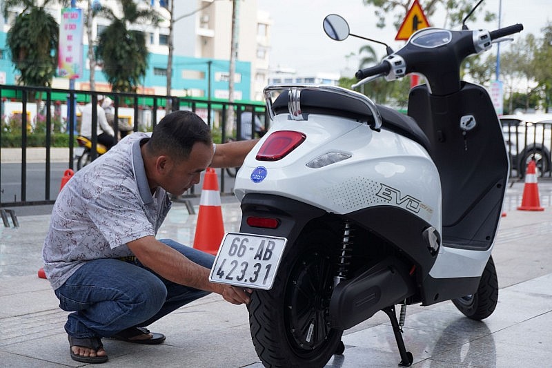 Sự kiện “Đổi xăng lấy điện”: Hàng dài xe chốt đơn chỉ trong buổi sáng, khách đến xem ngày càng đông