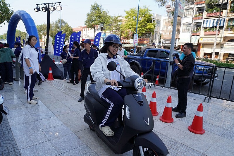 Sự kiện “Đổi xăng lấy điện”: Hàng dài xe chốt đơn chỉ trong buổi sáng, khách đến xem ngày càng đông