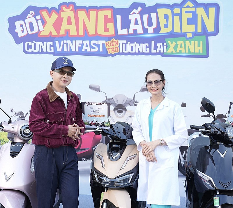 Sự kiện “Đổi xăng lấy điện”: Hàng dài xe chốt đơn chỉ trong buổi sáng, khách đến xem ngày càng đông