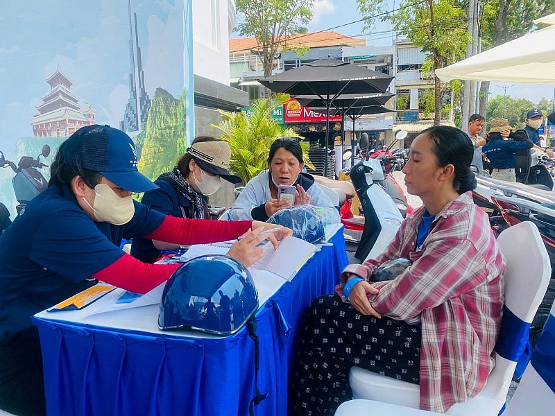 Sự kiện “Đổi xăng lấy điện”: Hàng dài xe chốt đơn chỉ trong buổi sáng, khách đến xem ngày càng đông