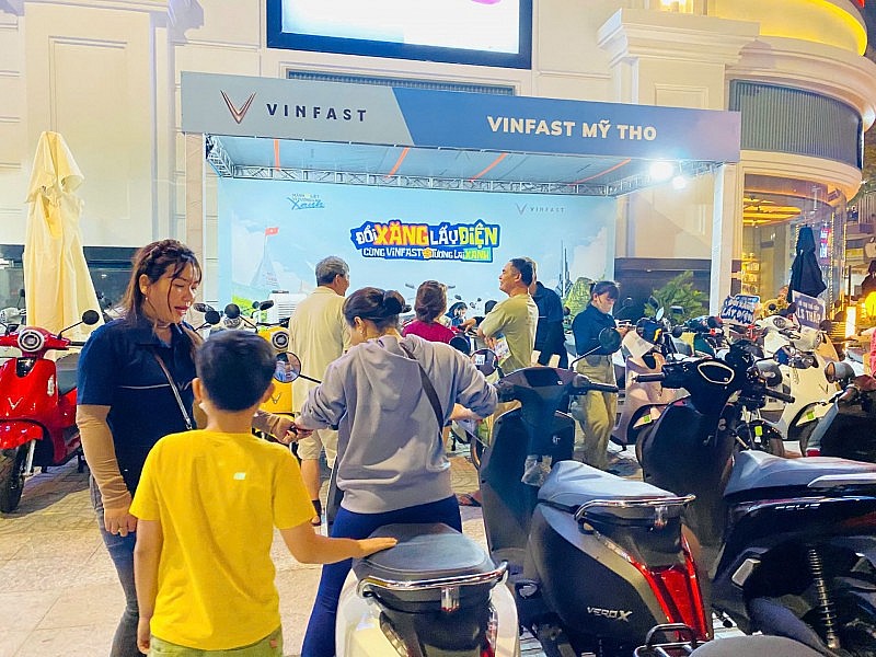 Sự kiện “Đổi xăng lấy điện”: Hàng dài xe chốt đơn chỉ trong buổi sáng, khách đến xem ngày càng đông