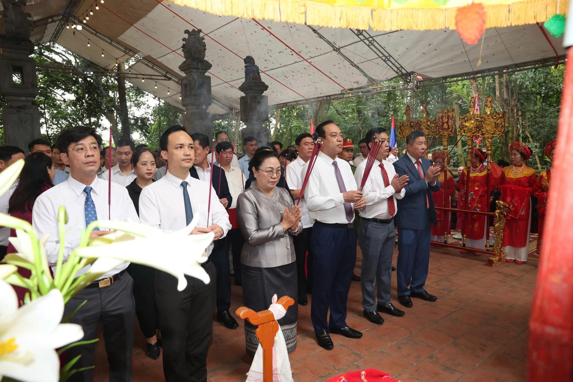 Đại biểu và nhân dân Ninh Bình dâng hương tại Đền thờ Công chúa Nhồi Hoa.