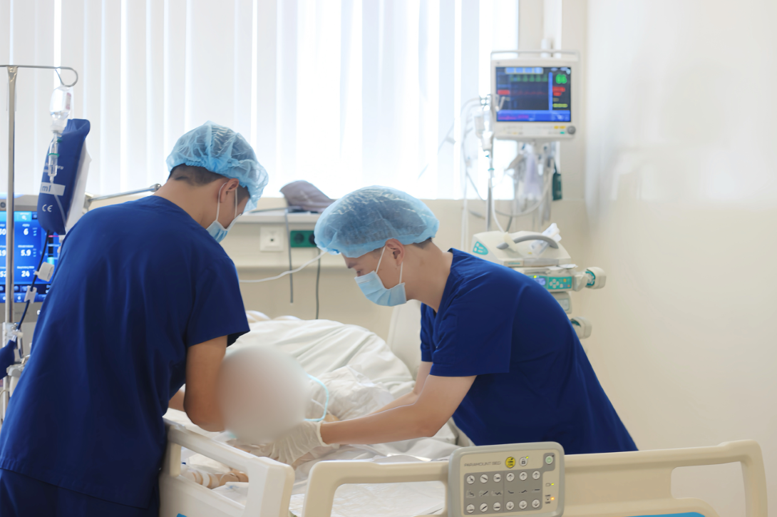 Ảnh 1: Bác sĩ Trần Thái Bảo cùng ê-kíp chăm sóc cho bệnh nhi.