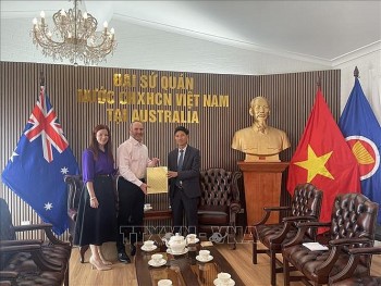con trai cuu binh australia trao lai nhat ky cua liet si quan doi nhan dan viet nam