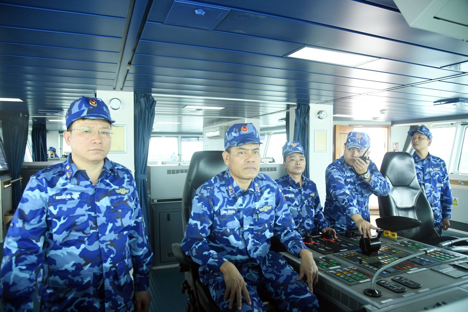 Đại tá Lương Cao Khải (thứ hai từ trái qua) - Trường đoàn công tác Cảnh sát biển Việt Nam.