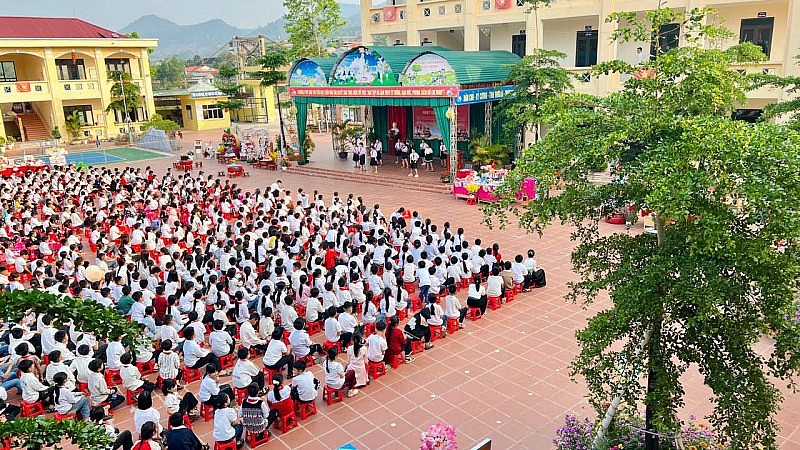 Khi những trang sách mở cửa tri thức cho trẻ em vùng biên Mường Nhé