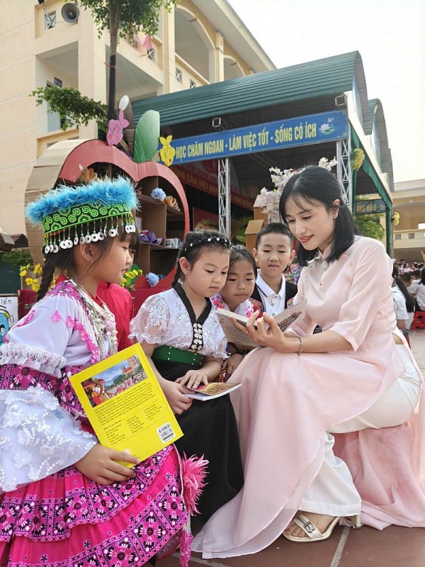 Khi những trang sách mở cửa tri thức cho trẻ em vùng biên Mường Nhé