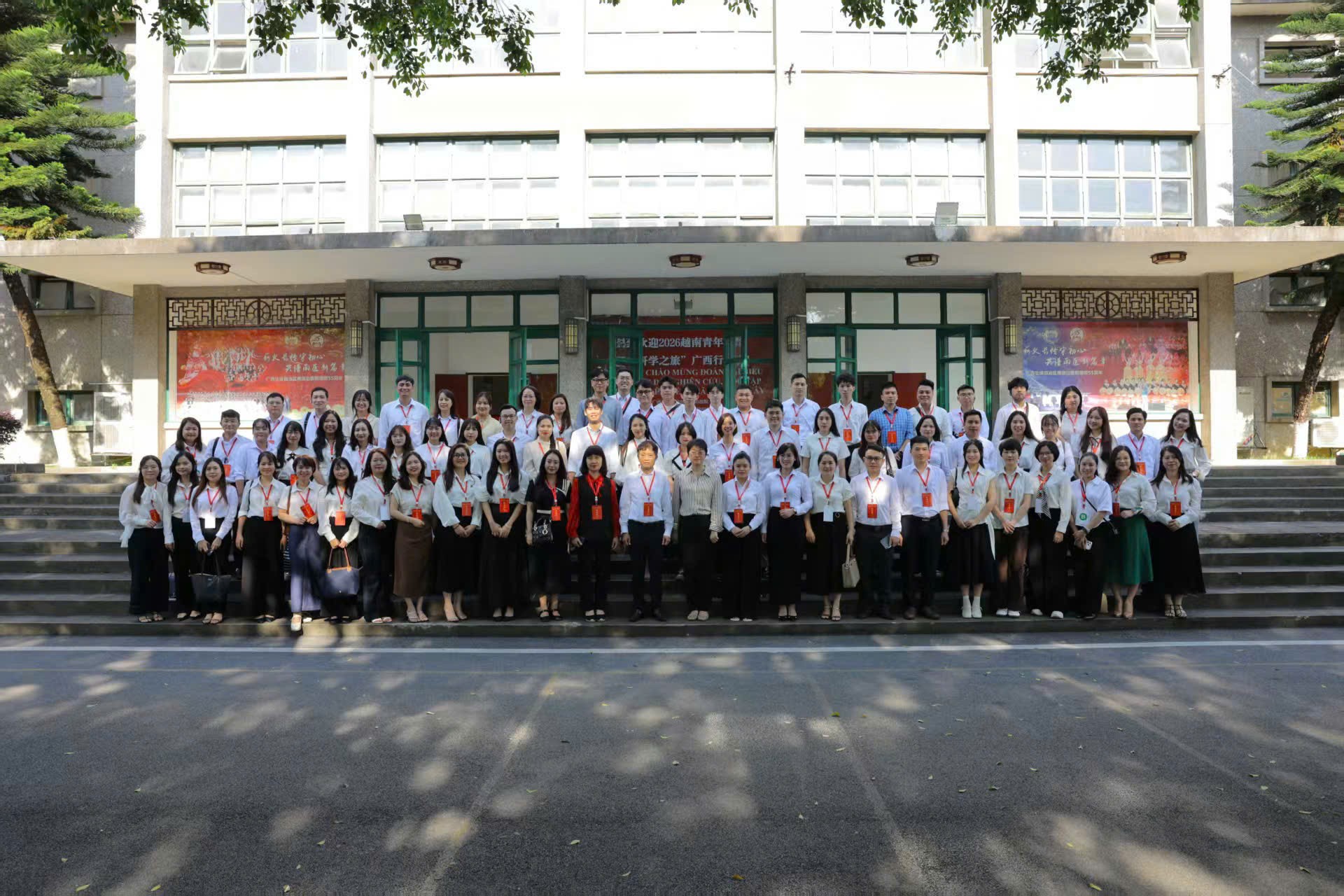 Đoàn đại biểu thanh niên tham quan Bệnh viện Nam Khê Sơn.