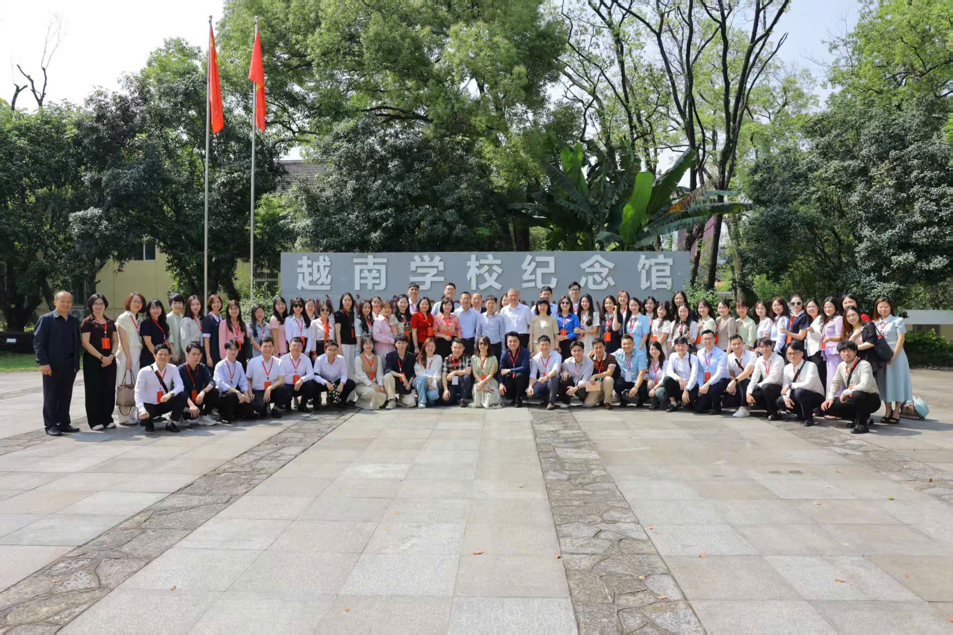 Củng cố nền tảng xã hội qua Liên hoan nhân dân biên giới Việt -Trung và Hành trình đỏ nghiên cứu học tập của thanh niên