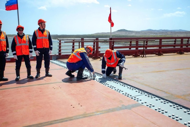 Hình ảnh do Bộ Giao thông Nga cung cấp ngày 21-4 về lễ hợp long cầu đường bộ mới Nga - Triều Tiên bắc qua sông Tumen - Ảnh: AFP