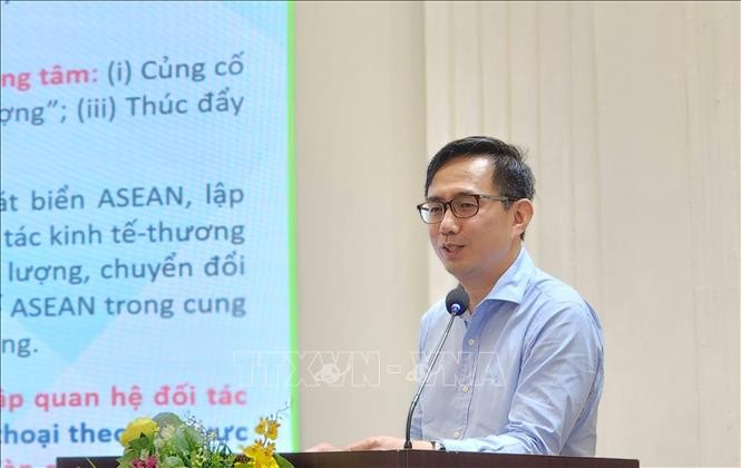 Đại sứ Trần Đức Bình, Vụ trưởng Vụ ASEAN, Bộ Ngoại giao giới thiệu về Đề án tổng thể của Việt Nam tham gia xây dựng Cộng đồng ASEAN.
