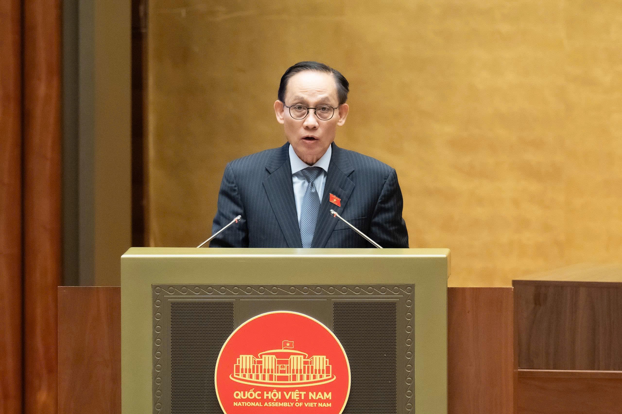 Bộ trưởng Bộ Ngoại giao Lê Hoài Trung, thay mặt Chính phủ trình bày Báo cáo tóm tắt tiếp thu, giải trình và chỉnh lý dự thảo Luật. 