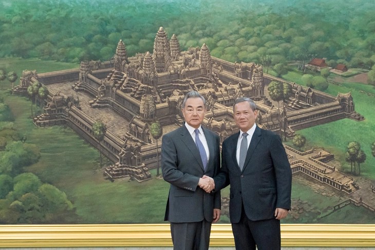 Thủ tướng Campuchia Hun Manet (phải) gặp Bộ trưởng Ngoại giao Trung Quốc Vương Nghị ngày 22-4 - Ảnh: AFP