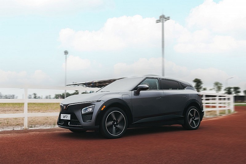 Thiết kế không lẫn vào đâu, VinFast VF 7 càng thêm sức hút nhờ giá bán “dễ xuống tiền”