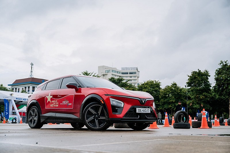 Thiết kế không lẫn vào đâu, VinFast VF 7 càng thêm sức hút nhờ giá bán “dễ xuống tiền”