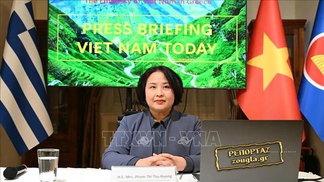 Đại sứ Việt Nam tại Hy Lạp Phạm Thị Thu Hương phát biểu tại cuộc gặp gỡ báo chí. Ảnh: ĐSQ VN tại Hy Lạp cung cấp