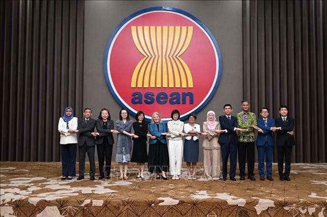 Trưởng Phái đoàn đại diện thường trực Việt Nam tại ASEAN, Đại sứ Tôn Thị Ngọc Hương chụp ảnh lưu niệm cùng các đại biểu tham gia sự kiện. Ảnh: Minh Thái/PV TTXVN tại Indonesia