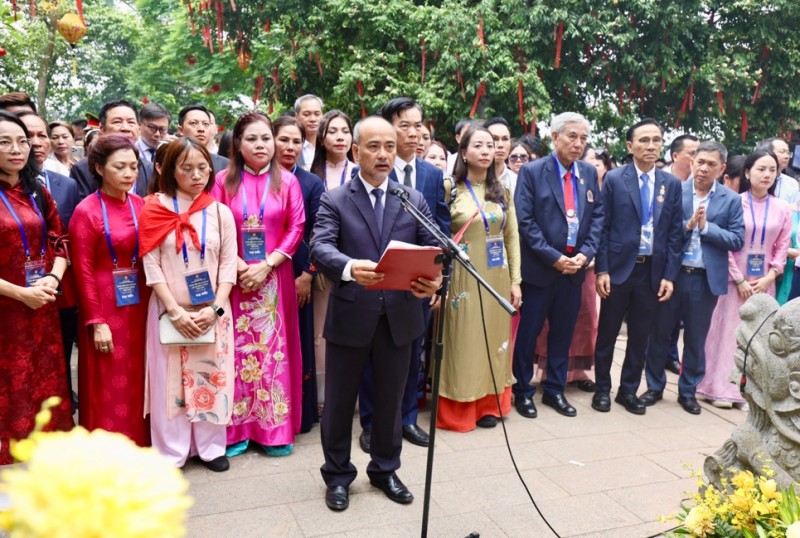 Kiều bào về đất tổ tưởng niệm các Vua Hùng